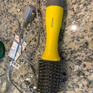 Drybar round brush, like new condition